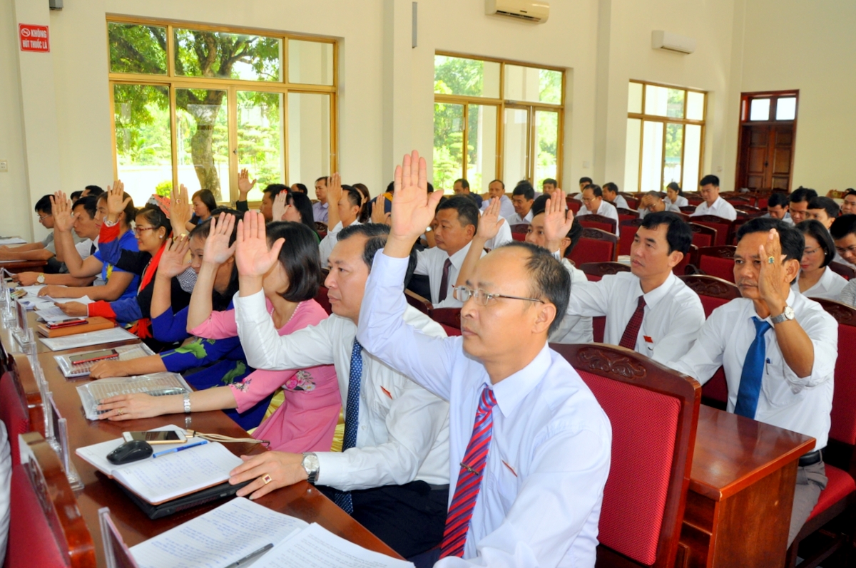 Các đại biểu HĐND huyện Hoành Bồ biểu quyết nhất trí với các nghị quyết được thông qua tại Kỳ họp.