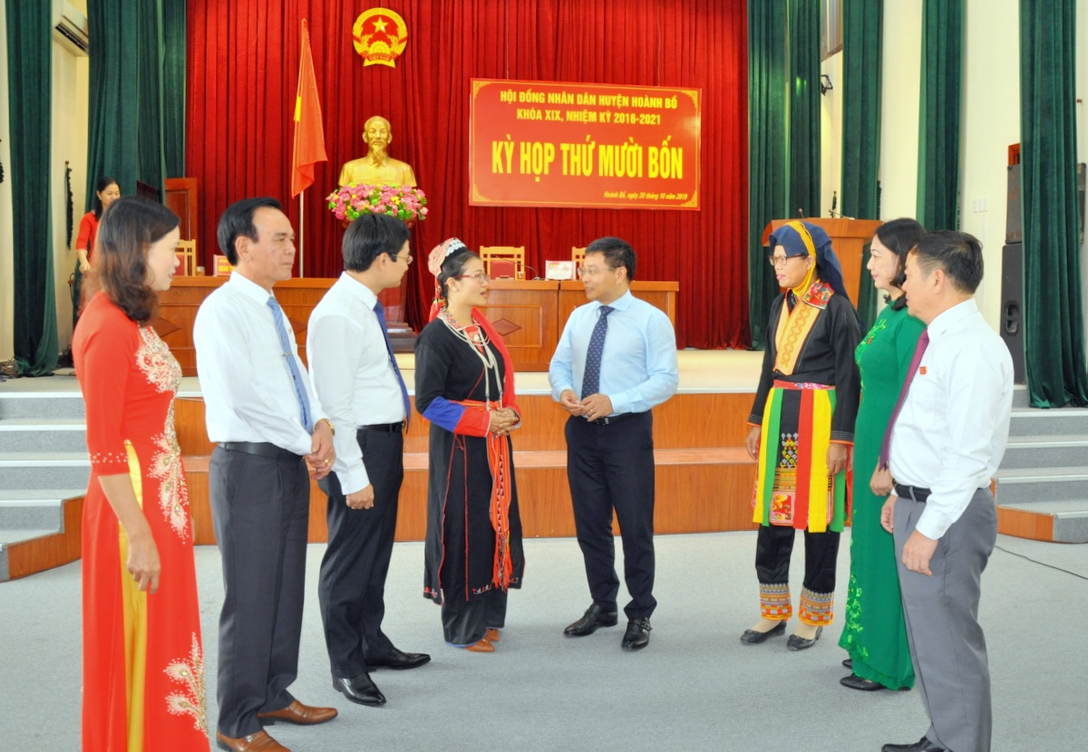 Phó Bí thư Tỉnh ủy, Chủ tịch UBND tỉnh Nguyễn Văn Thắng trò chuyện, động viên và nắm bắt tâm tư, nguyện vọng, tình cảm của các đại biểu HĐND huyện Hoành Bồ.