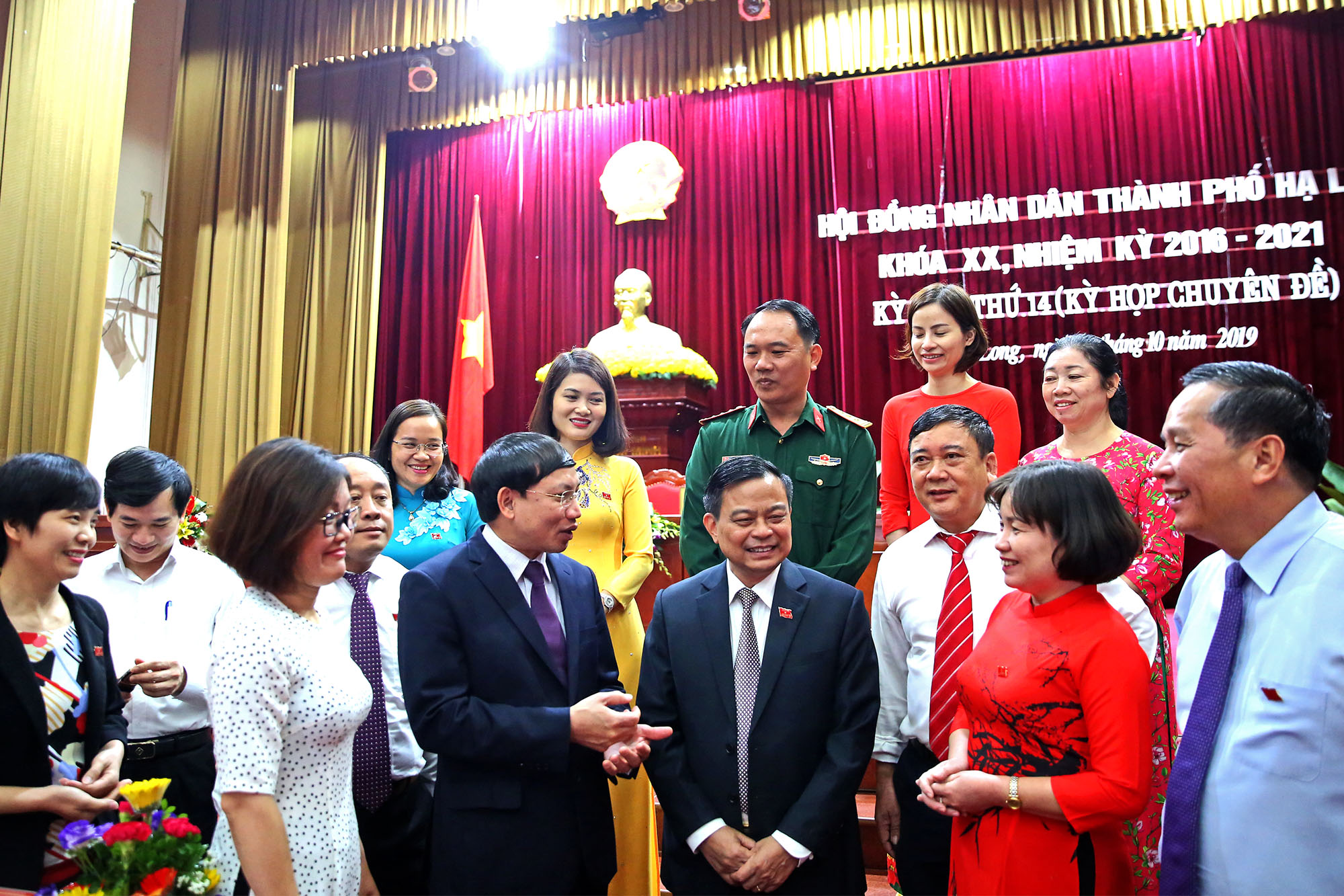 Đồng chí Bí thư Tỉnh ủy, Chủ tịch HĐND tỉnh Nguyễn Xuân Ký trò chuyện với các đại biểu HĐND TP Hạ Long.