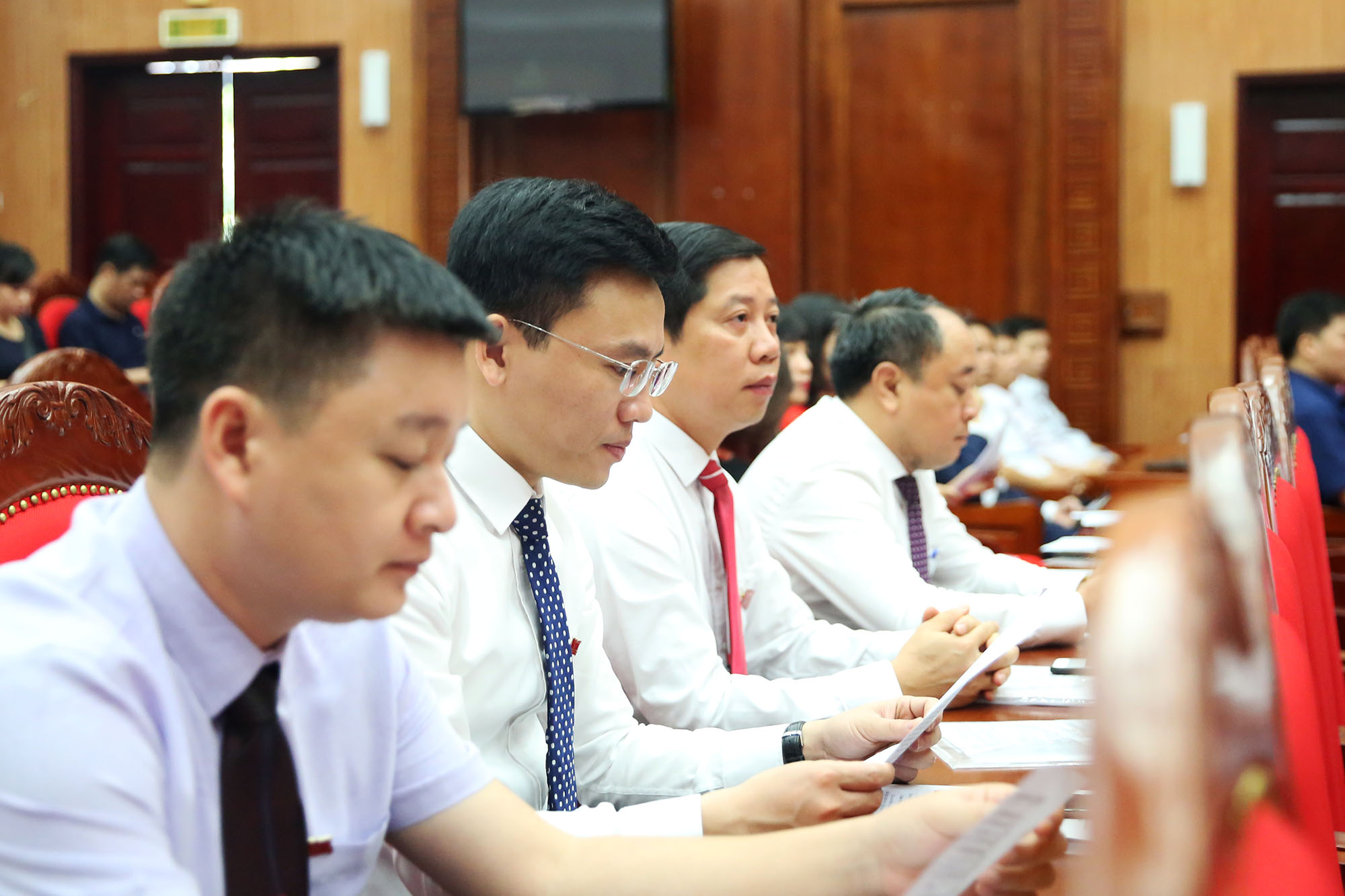 Các đại biểu HĐND TP Hạ Long nghiên cứu tài liệu kỳ họp.