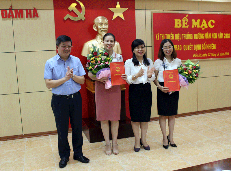 Lãnh đạo huyện Đầm Hà trao quyết định bổ nhiệm đối với những người trúng tuyển tại kỳ thi tuyển hiệu trưởng trường mầm non, năm 2018