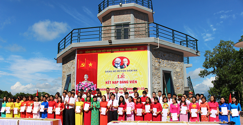 Đảng bộ huyện Đầm Hà tổ chức kết nạp đảng cho 70 quần chúng ưu tú tại lễ khánh thành Khu di tích cột cờ Núi Hứa (xã Đại Bình), tháng 10/2018.