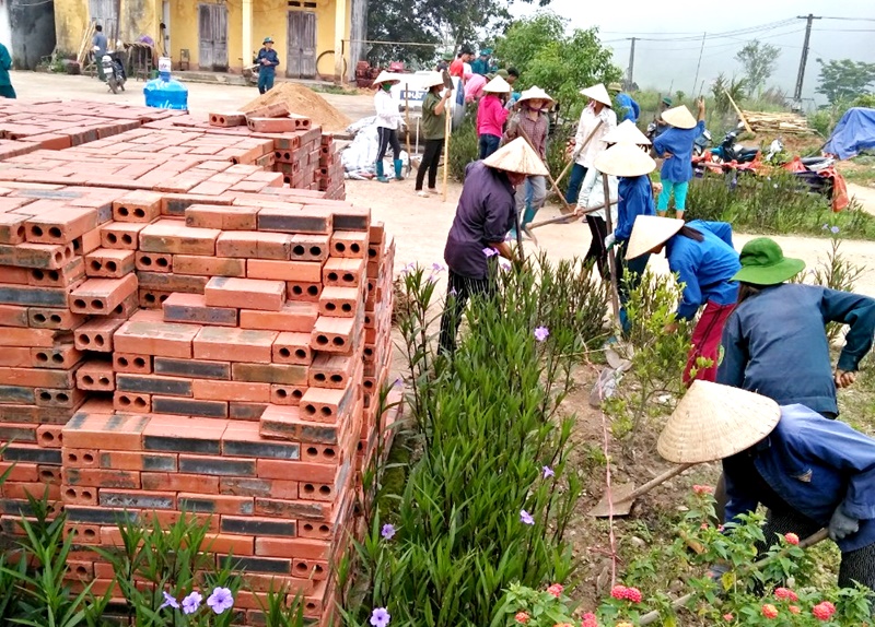 Người dân thôn Đồng Tiến, xã Đạp Thanh chung tay xây dựng và trồng vườn hoa tạo cảnh quan môi trường