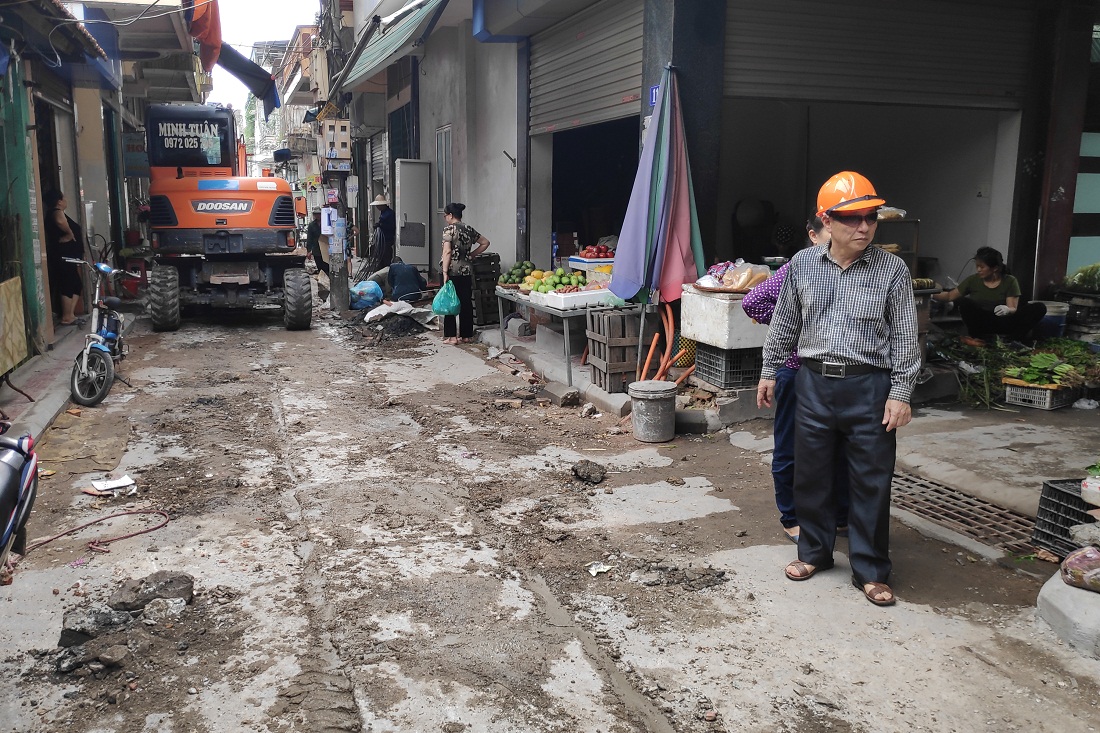 Thành viên Ban Thanh tra nhân dân phường Cẩm Tây (TP Cẩm Phả) khảo sát tiến độ, chất lượng thi công cống thoát nước, cải tạo mặt đường tại khu phố Minh Khai của phường.