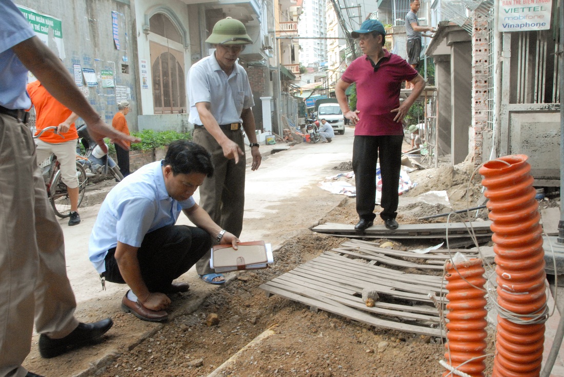 Cán bộ Ủy ban MTTQ phường Bãi Cháy và khu phố 6 giám sát thi công tuyến đường Trần Khánh Dư đoạn qua các tổ 4, 5 của khu phố. 