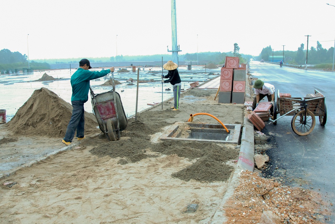 Công nhân thi công cải tạo hệ thống vỉa hè phường Yên Giang (TX Quảng Yên), đoan qua khu vực đền thờ Trần Hưng Đạo 