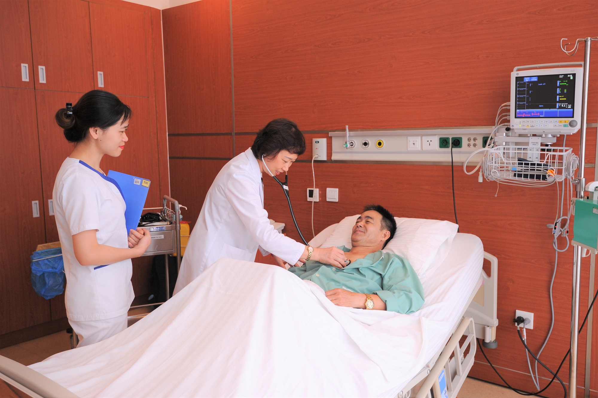 Người bệnh sau mổ tim được bác sĩ Phạm Tuyết Trinh thăm khám hàng ngày.
