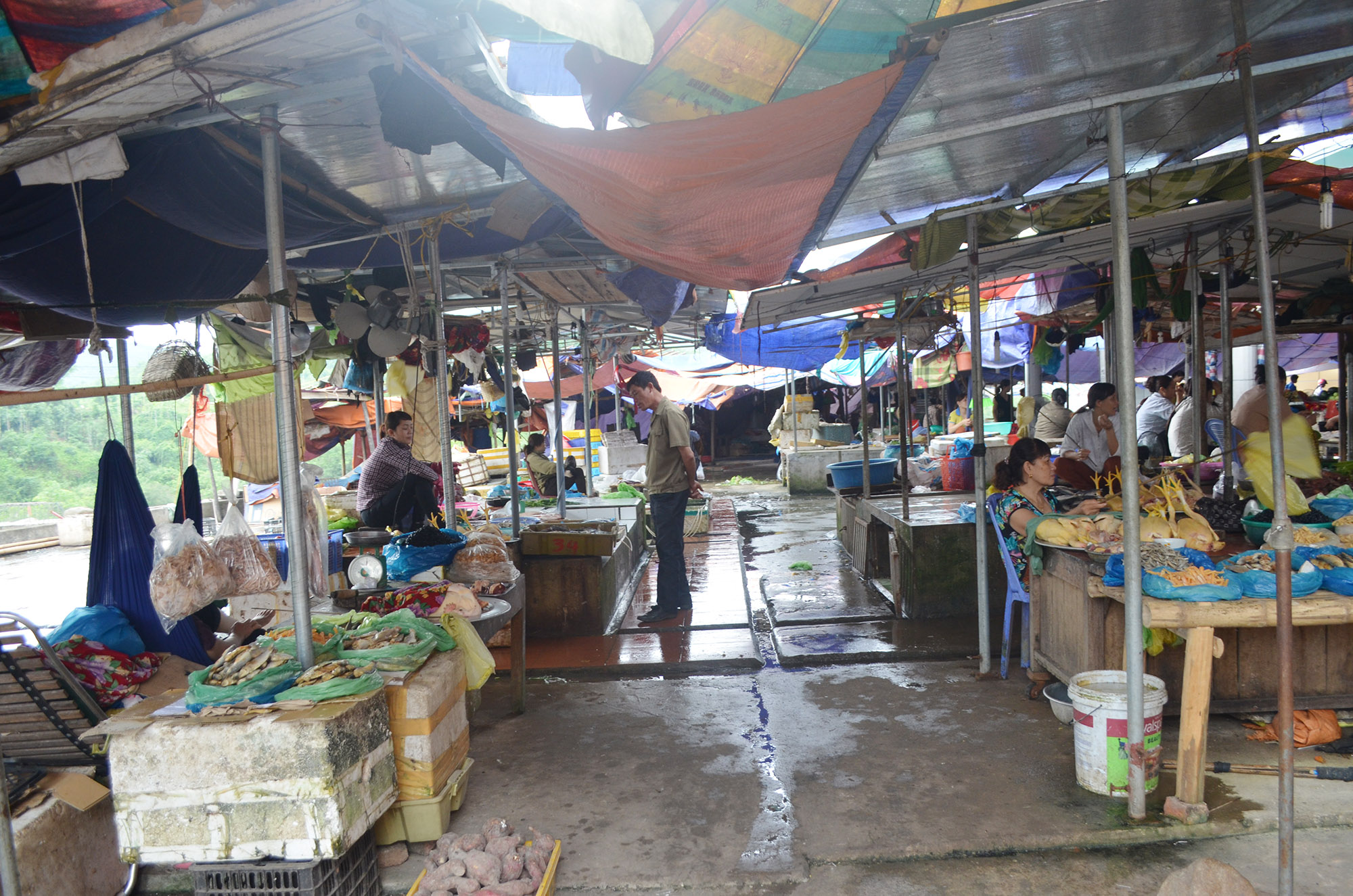 Khu vực bán thực phẩm chợ Trung tâm Ba Chẽ.