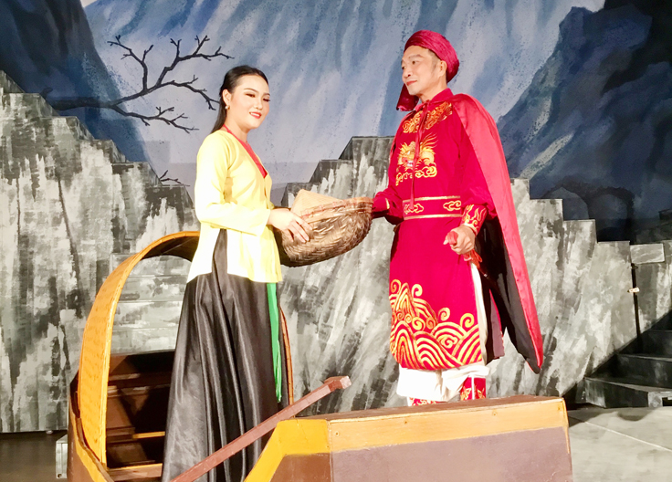 Cảnh diễn Trần Khánh Dư (do diễn viên Ngọc Long vào vai) và thị nữ Quỳnh Vân.