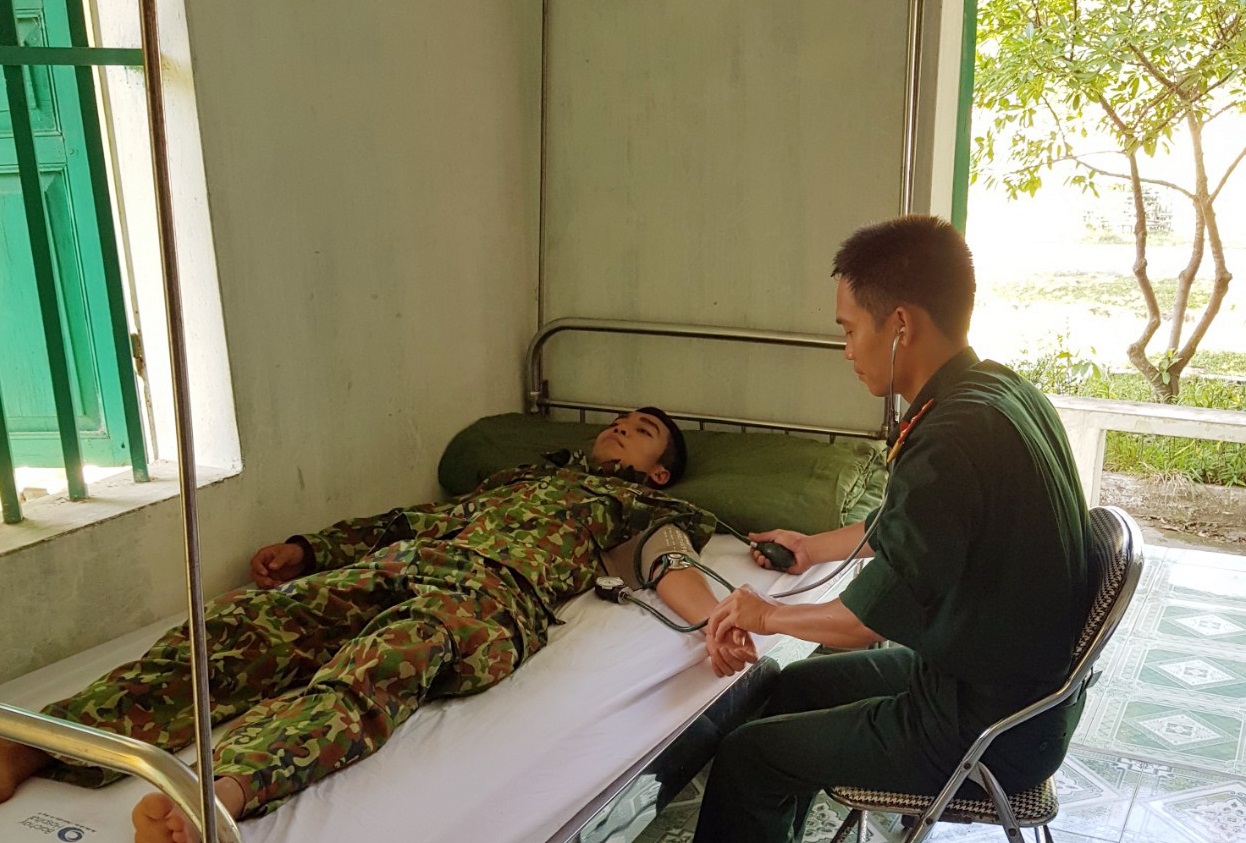 Trung úy Ngô Quang Duy, nhân viên Quân y, Đại đội Đảo Vĩnh Thực, khám bệnh cho bộ đội trong đơn vị. 