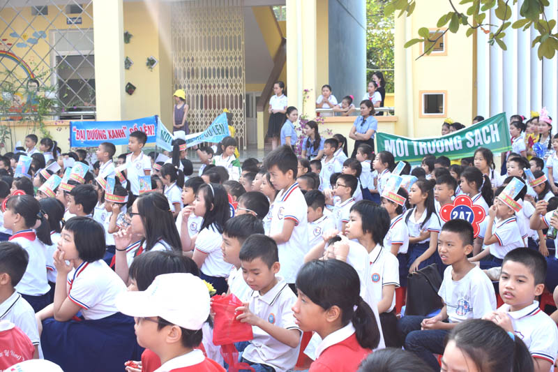 Học sinh Trường Tiểu học Lê Hồng Phong, phường Hồng Hải, TP Hạ Long tham gia chương trình ngoại khóa hưởng ứng phong trào 