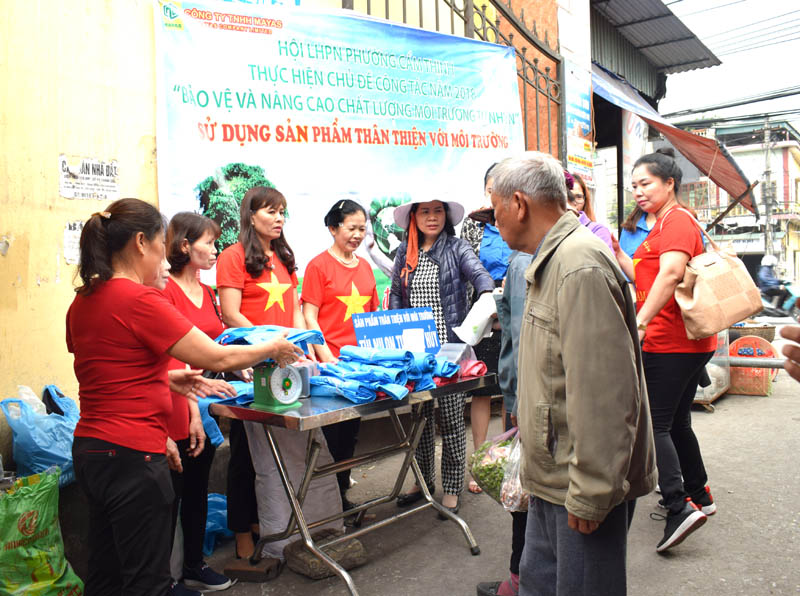Các cán bộ Hội LHPN phường Cẩm Phú, TP Cẩm Phả tuyên truyền sử dụng túi thân thiện môi trường thay túi ni lon dùng một lần tại chợ phường Cẩm Phú