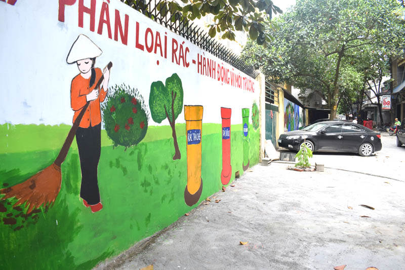 Tranh tường của các sinh viên trường Đại học Hạ Long về chủ đề “Nói không với rác thải nhựa” ở khu 4, phường Hà Lầm, TP Hạ Long