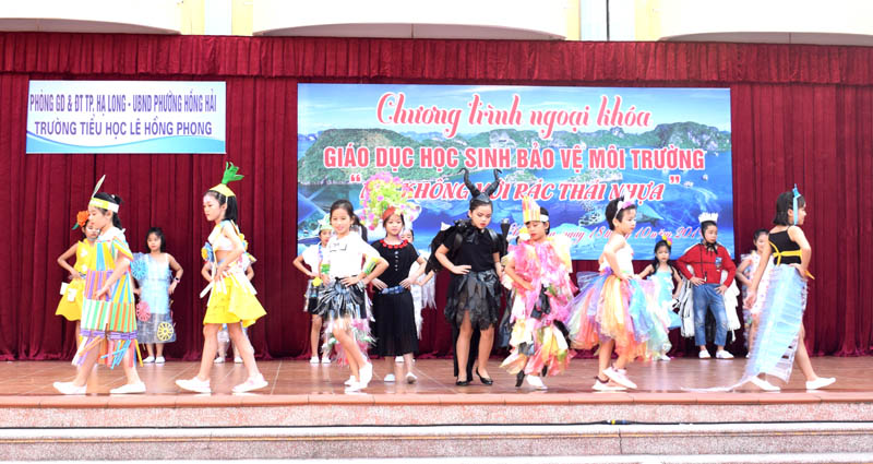 Trình diễn thời trang với chủ đề “Chống rác thải nhựa” của các học sinh trường Tiểu học Lê Hồng Phong, phường Hồng Hải, TP Hạ Long ngày 18/10/2019