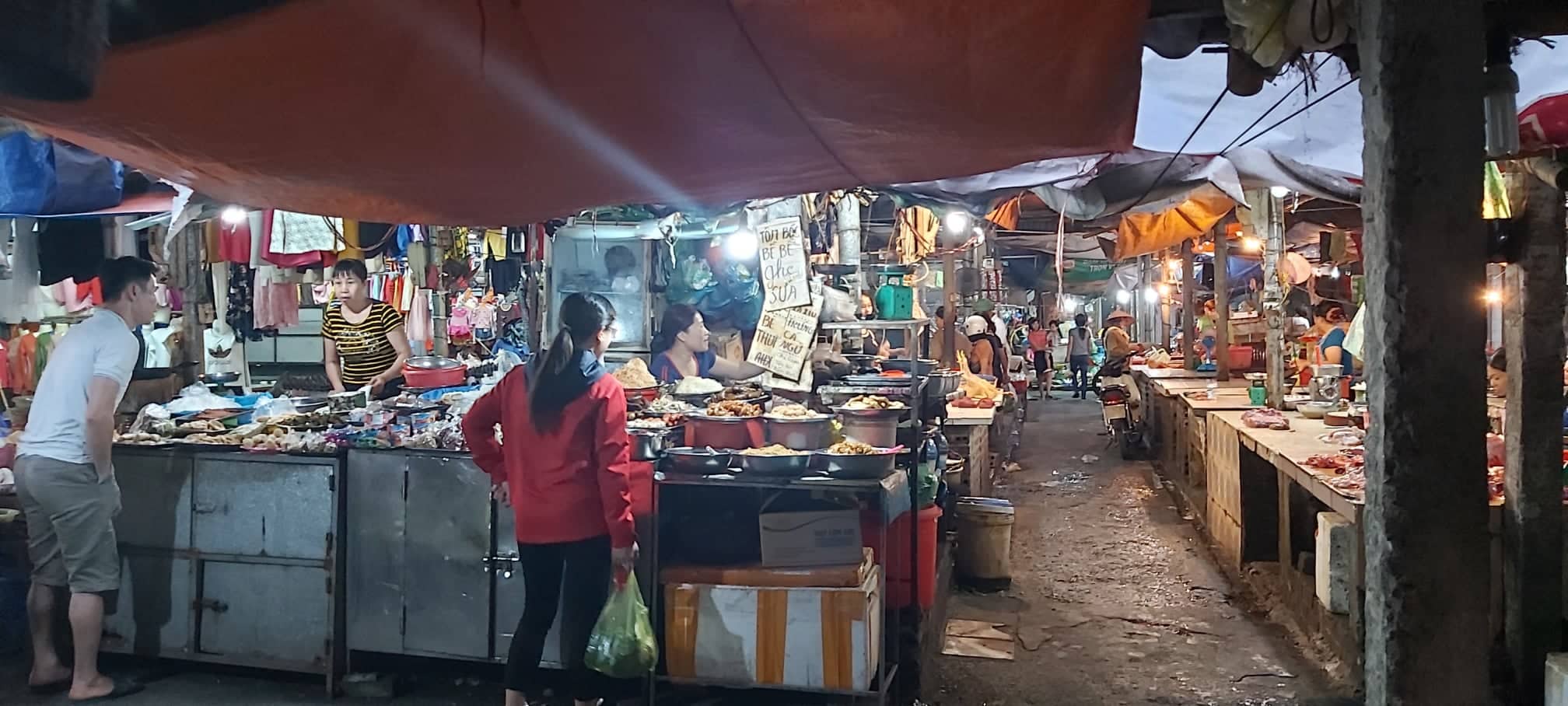 Chợ Cao Thắng, TP Hạ Long ụp xụp và thiếu các điều kiện đảm bảo an toàn kinh donah.