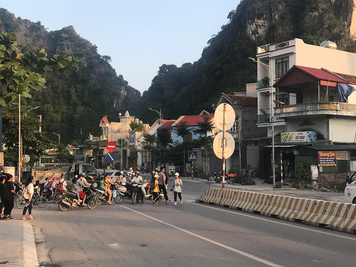 Vào giờ cao điểm rất nhiều em học sinh của trường TH-THCS MInh Khai đi qua đường tiềm ẩn nguy cơ mất ATGT cao. Ảnh chụp ngày 20/10