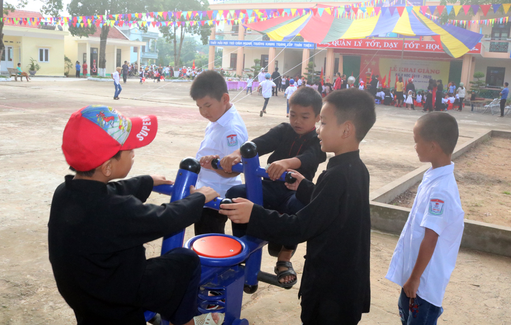 Học sinh trường Tiểu học Tình Húc (Bình Liêu) vui chơi trong khuôn viên trường.