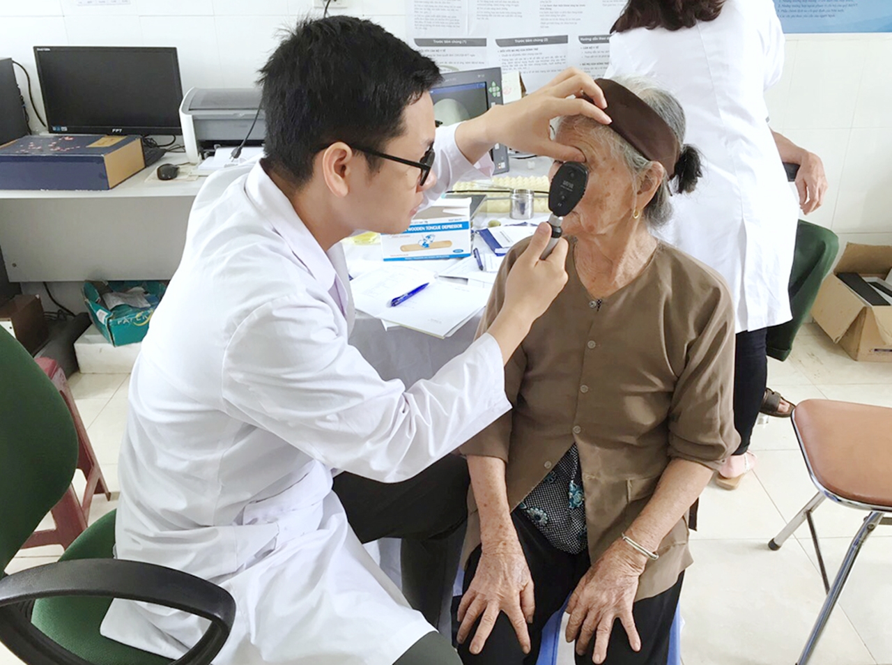 Bác sĩ Bệnh viện Đa khoa tỉnh khám chữa bệnh lưu động cho người dân tại huyện Ba Chẽ.