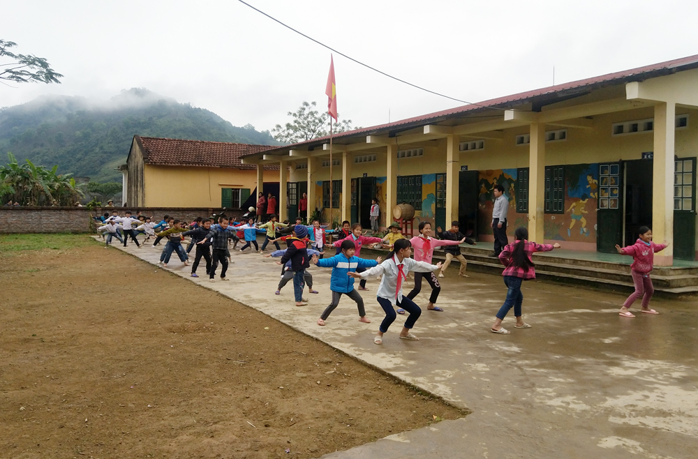Học sinh điểm trường Khe Ngàn (Trường Tiểu học, THCS Đại Dực, huyện Tiên Yên) tập võ trong thể dục giữa giờ.