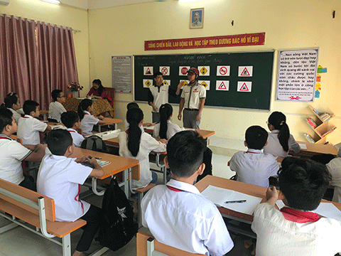 Một giờ học ngoại khóa về Luật Giao thông của các em học sinh trường TH-THCS-THPT Nguyễn Bình Khiêm (TP Hạ Long) 