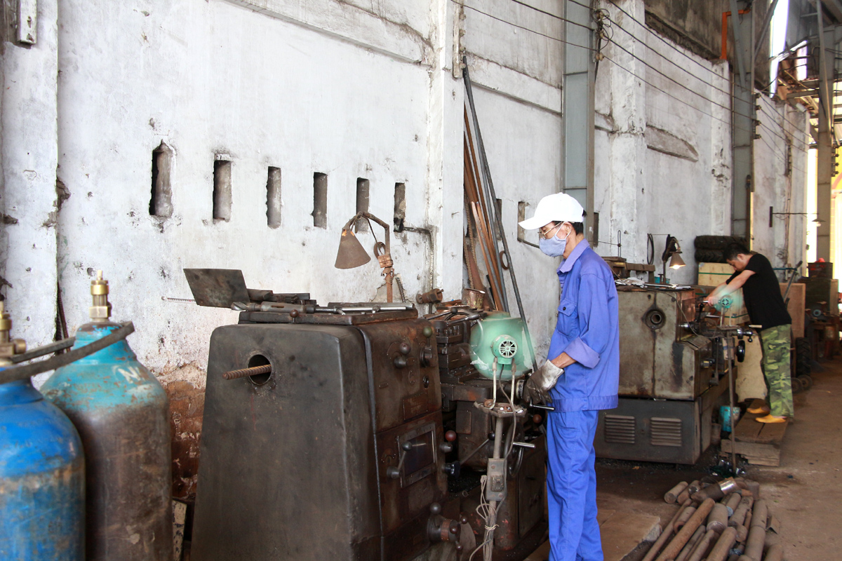 Cần tích cực hỗ trợ các cơ sở sản xuất TTCN phát triển thành doanh nghiệp. (Trong ảnh: Cơ sở sản xuất cơ khí Văn Quang, phường Đông Triều, TX Đông Triều)