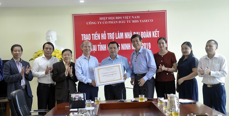 Hiệp hội Bất động sản Việt Nam đã trao 500 triệu đồng làm nhà đại đoàn kết cho tỉnh Quảng Ninh.