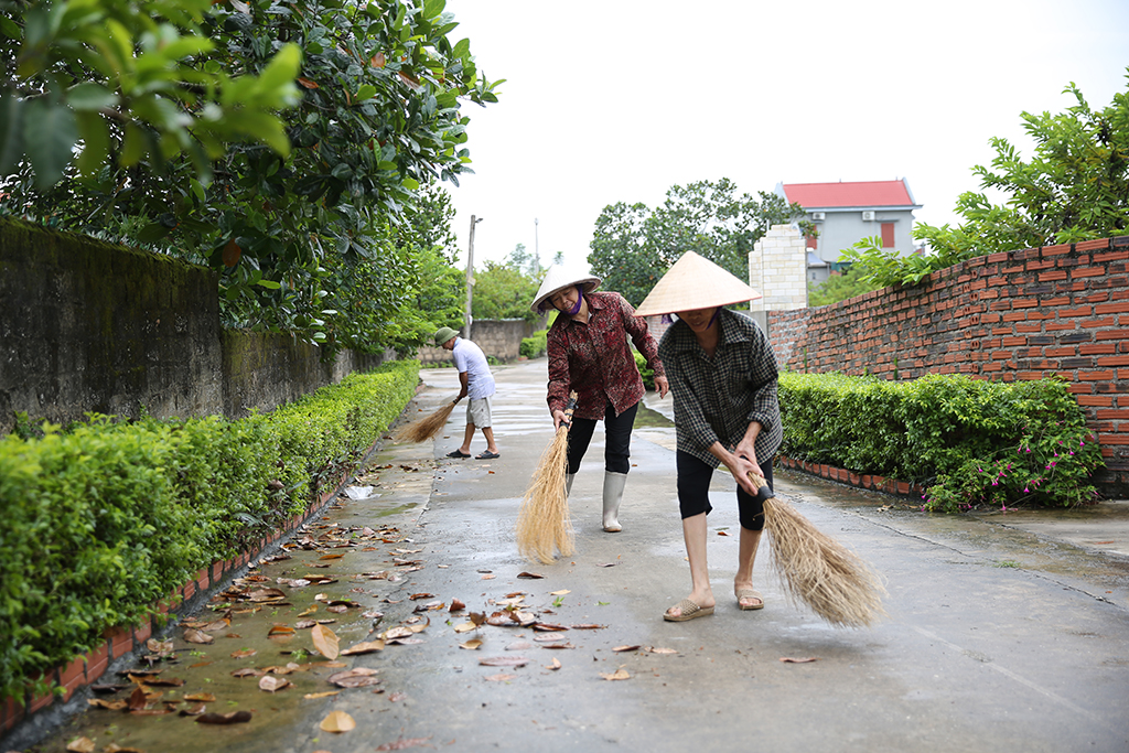 Mặc dù công việc bận rộn nhưng bà Lê Thị Minh Tư vẫn luôn dành thời gian cùng bà con trong thôn tham gia dọn vệ sinh môi trường.