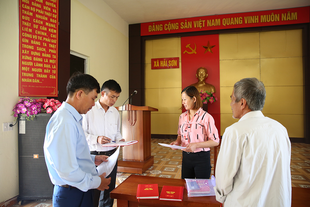 Bí thư Chi bộ kiêm Trưởng thôn Pò Hèn Nguyễn Thị Xuân trao đổi công việc trong thôn với các đảng viên trong chi bộ