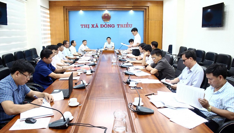 Đồng chí Bí thư Thị ủy Đông Triều nghe Tiểu ban Văn kiện báo cáo tiến độ thực hiện báo cáo tổng kết các Nghị quyết chuyên đề.