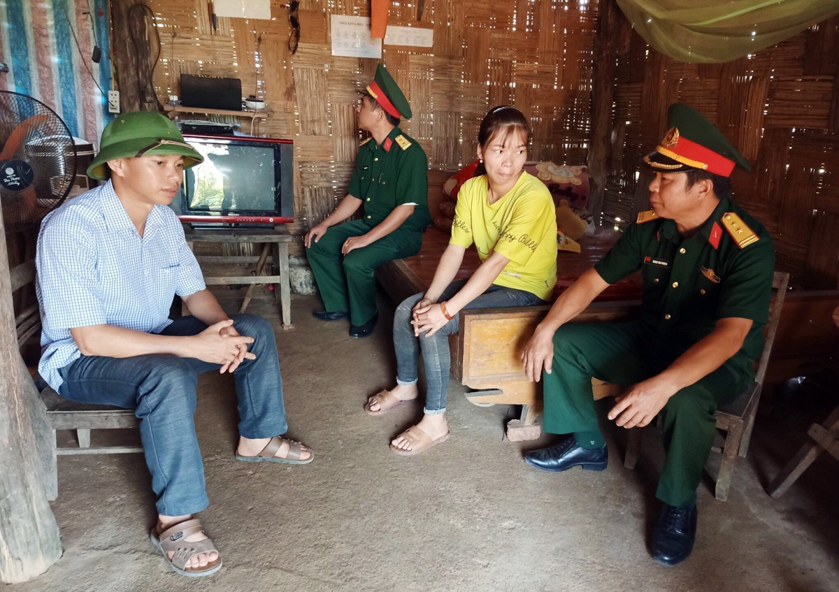 Cán bộ quân sự huyện Ba Chẽ cùng cán bộ thôn Làng Han, xã Đồn Đạc đến tuyên truyền, vận động gia đình chị Hà Thị Phương phấn đấu xây dựng nhà ở mới kiên cố. 