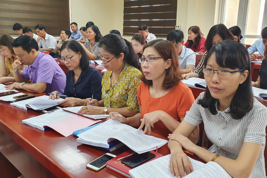 Ngay sau lễ khai mạc, các học viên lắng nghe chuyên đề về quán triệt Nghị quyết Đại hội đại biểu toàn quốc MTTQ Việt Nam lần thứ IX.