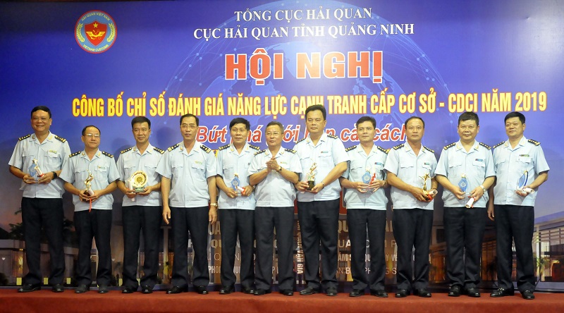VLanhx đạo Cục Hải quan Quảng Ninh trao cúp cho 9 đơn vị được công nhận chỉ số năng lực cạnh tranh năm 2019.