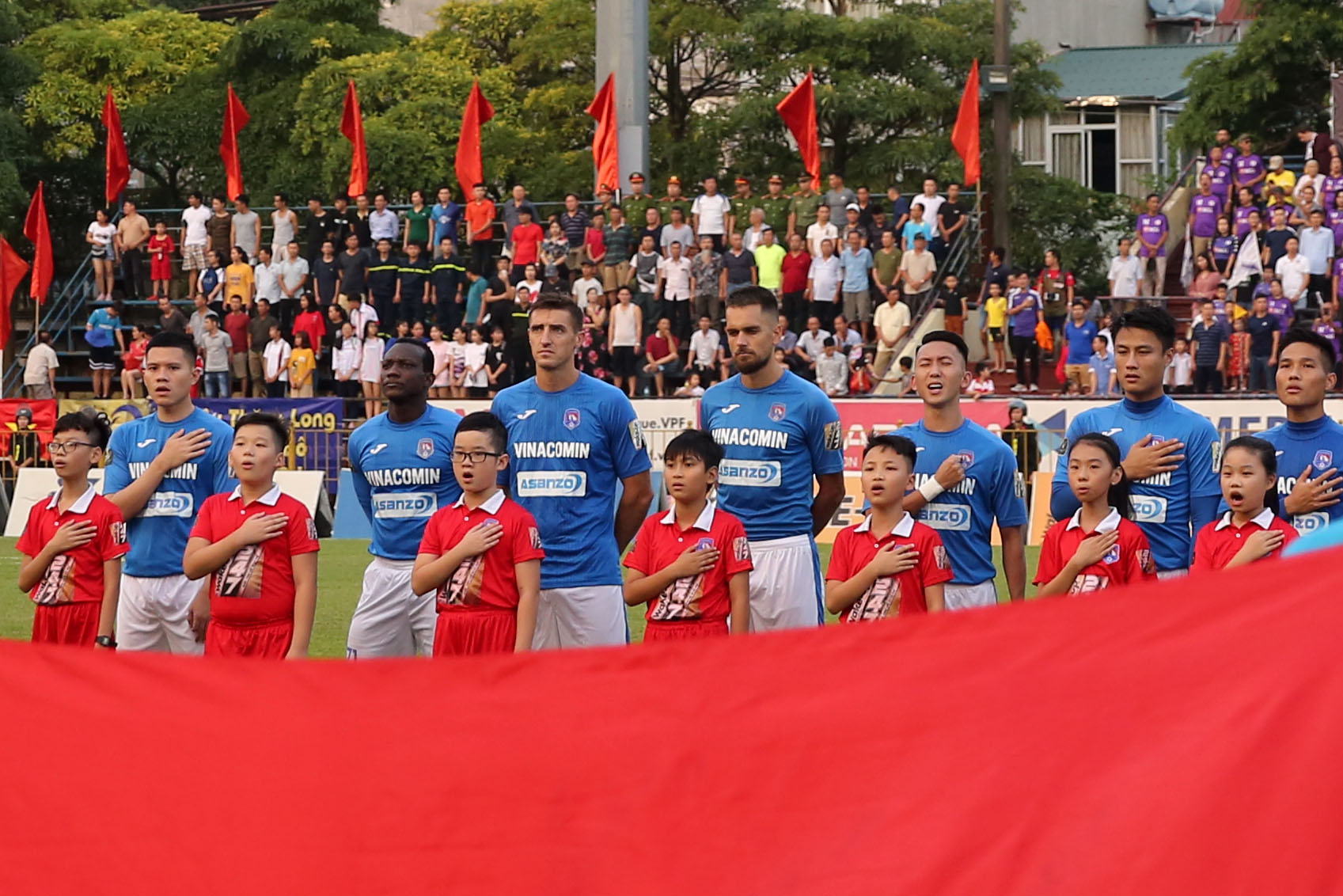Các cầu thủ Than Quảng Ninh bước vào trận đấu với quyết tâm giành chiến thắng để đạt mục tiêu đứng thứ ba mùa giải này.