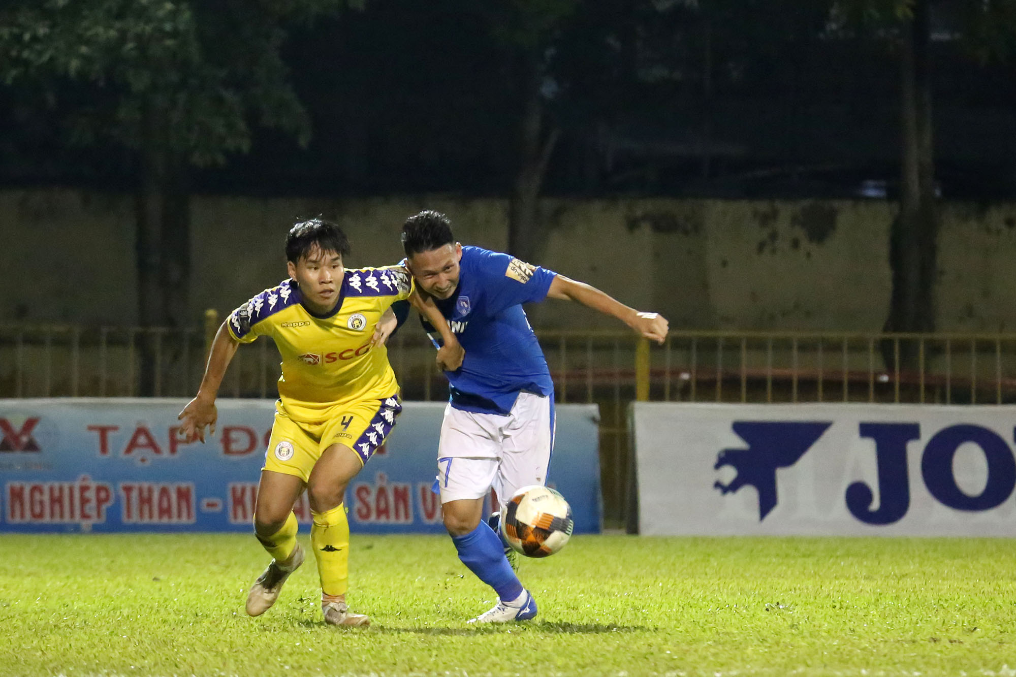 Với lợi thế sân nhà, các cầu thủ Than Quảng Ninh đã nhập cuộc với quyết tâm cao.