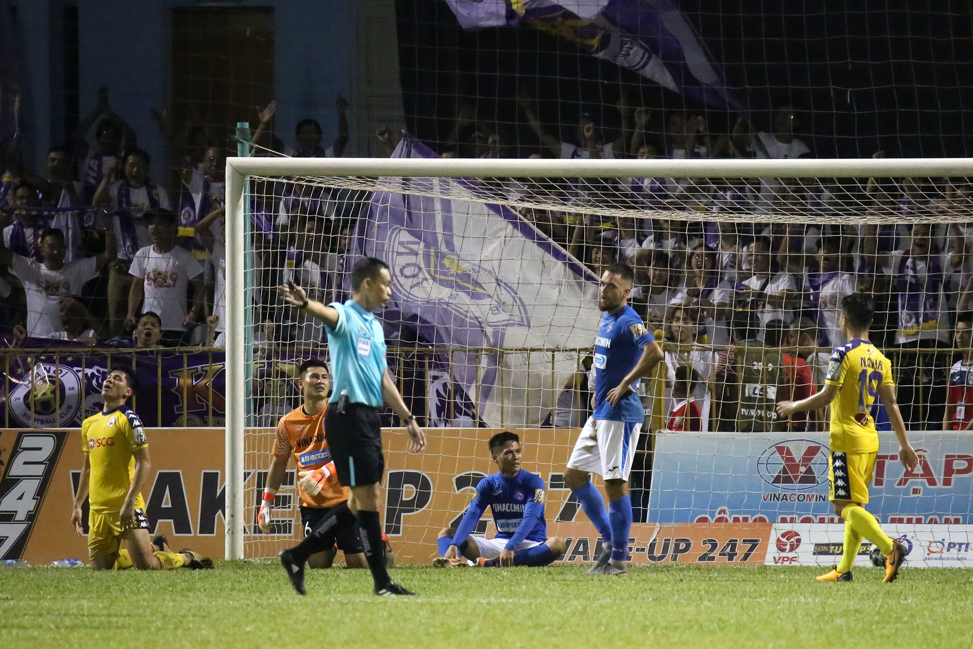 Tuy nhiên, ngay phút cuối hiệp 1, đội khách Hà Nội có bàn gỡ hòa do công của Văn Đại.