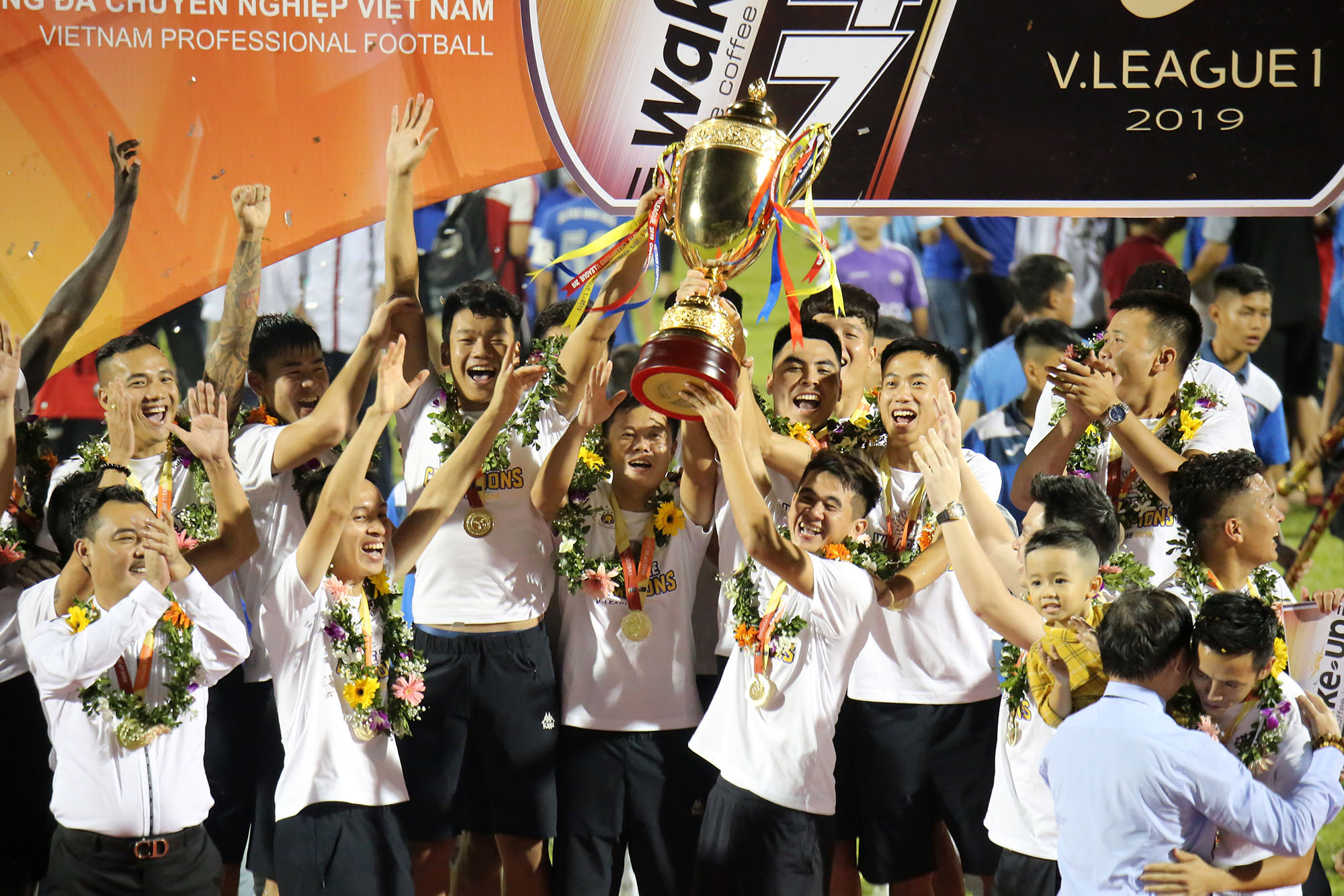 Các cầu thủ Hà Nội FC nâng cúp vô địch.