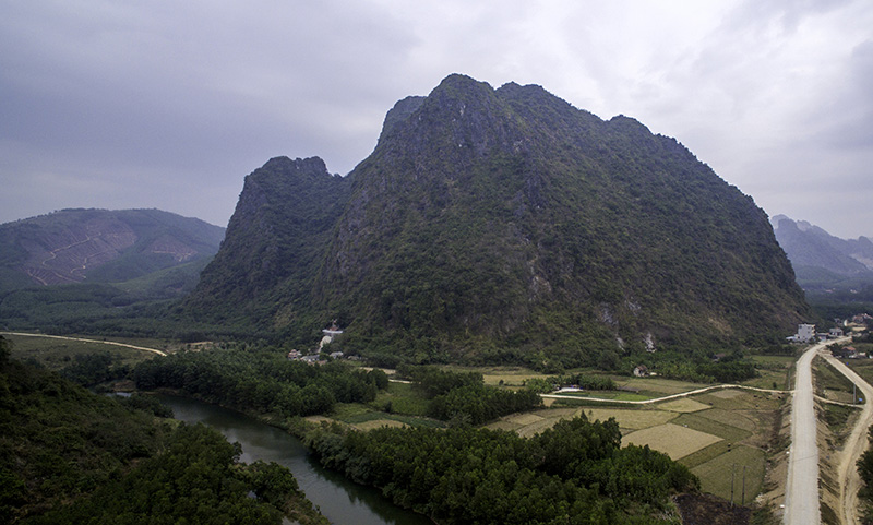 Núi Mằn là di tích cấp quốc gia tại thôn Đá Trắng. núi được công nhận là danh lam thắng tích thời Đồng Khánh (1886-1888) Tương truyền là cặp núi song sinh với núi Bài Thơ.
