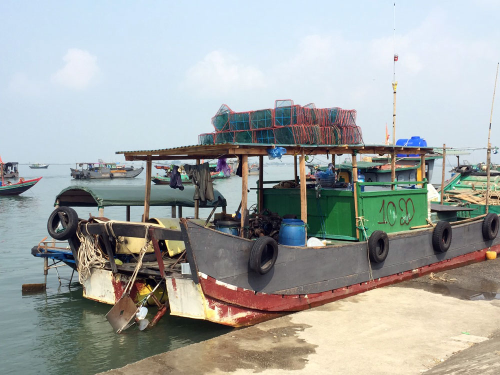 Tàu khai thác thủy sản bằng lờ dây neo đậu tại bến Mũi Ngọc, phường Bình Ngọc.