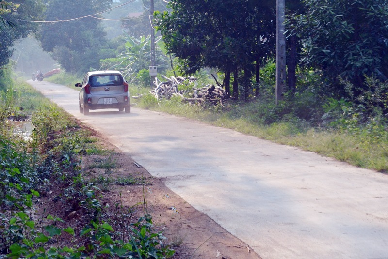 Con đường liên xã thôn Đồng Cầu hoàn thành cuối năm 2018 do người dân hiến đất phục vụ đi lại phát triển sản xuất trên địa bàn.