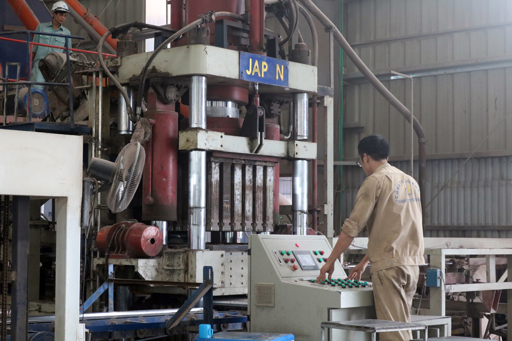 Vận hành dây chuyền sản xuất gạch không nung tại Công ty TNHH Thanh Tuyền.
