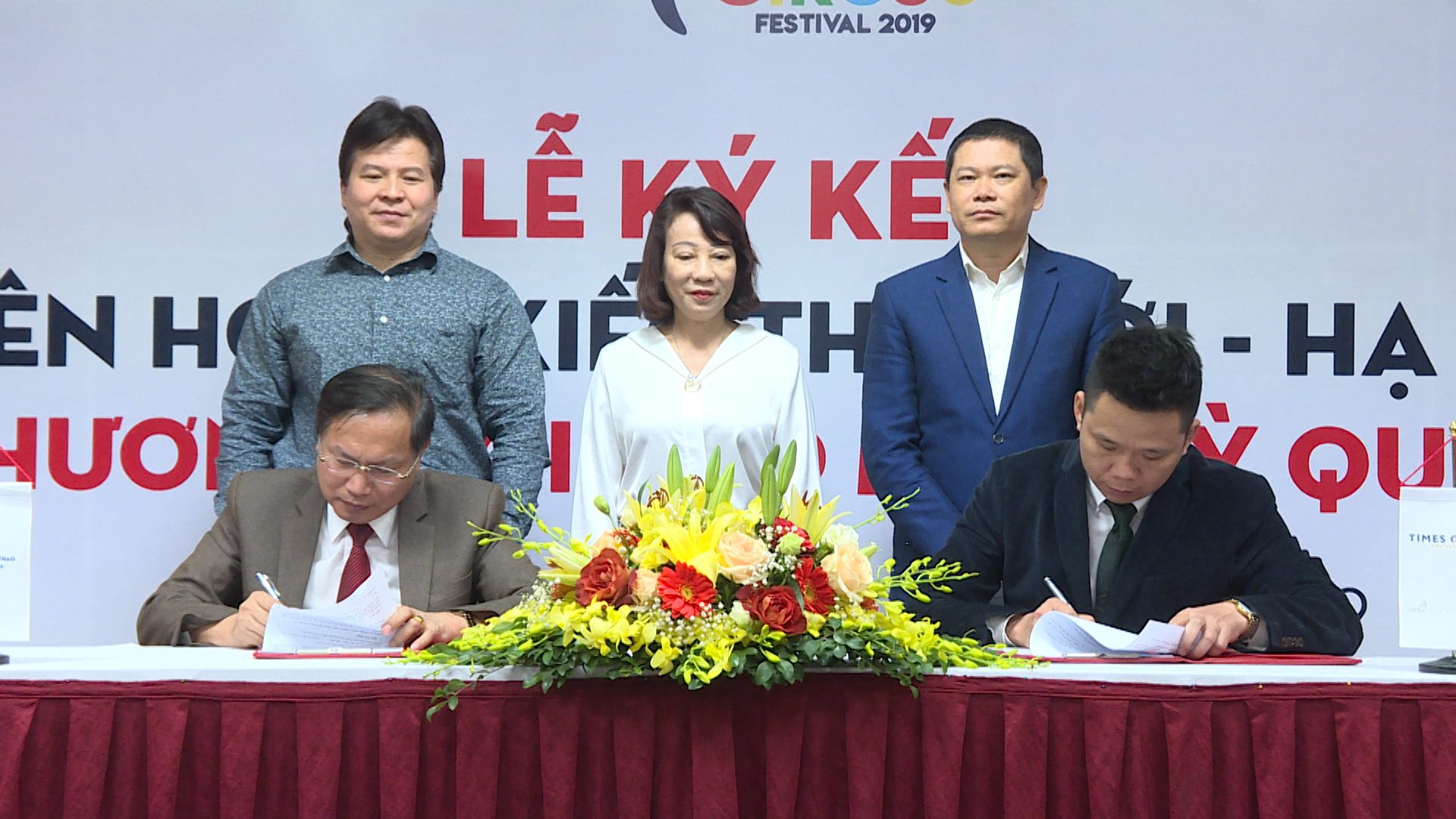 Sở Văn hóa Thể thao Quảng Ninh thay mặt UBND tỉnh và công ty Times Garden ký kết tài trợ Liên hoan Xiếc thế giới – Hạ Long 2019.