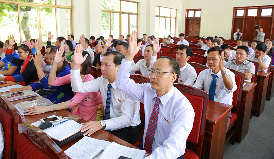 Đại biểu HĐND huyện Hoành Bồ biểu quyết tán thành chủ trương nhập địa giới hành chính Hoành Bồ vào Hạ Long.( Ảnh: Quang Cảnh, Trung tâm TT-VH Hoành Bồ)