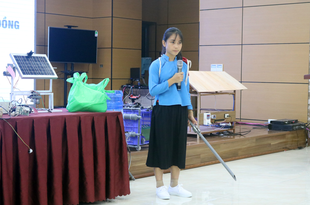 Em Trần Thị Ngân với sản phẩm của mình tại Hội thi sáng tạo TTN, NĐ tỉnh Quảng Ninh lần thứ V.