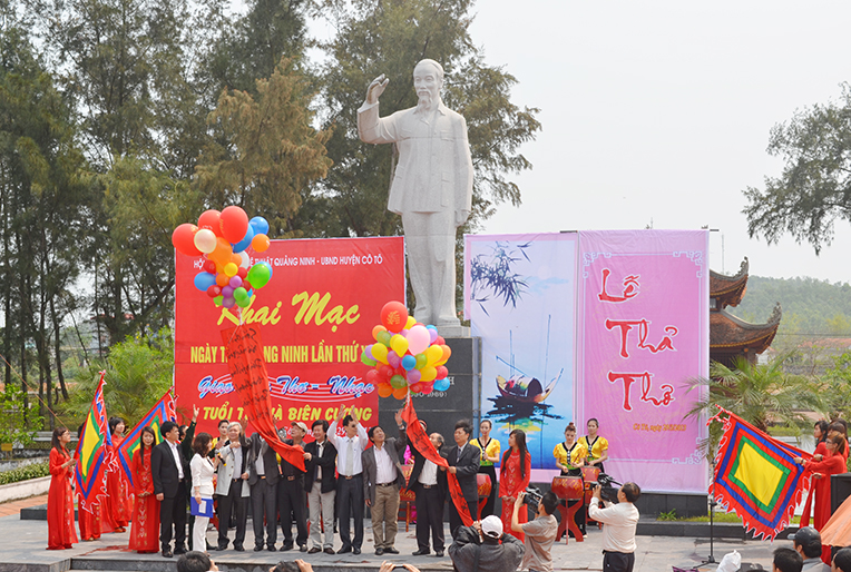Văn nghệ sĩ Quảng Ninh thực hiện nghi thức thả thơ dưới chân tượng đài Bác Hồ trên đảo Cô Tô.