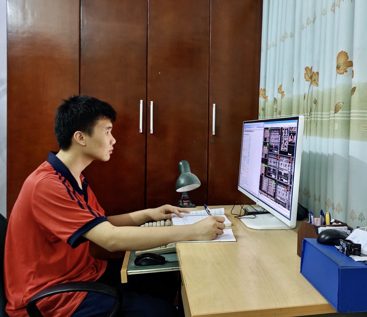 Đoàn Thanh Tùng, đồng tác giả đề tài thiết bị hỗ trợ người khiếm thị đam mê nghiên cứu lập trình phần mềm trên máy tính.