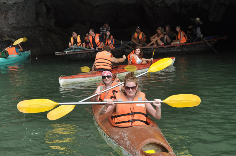 Du khách quốc tế chèo kayak tham quan hồ Ba Hầm trên Vịnh Hạ Long.