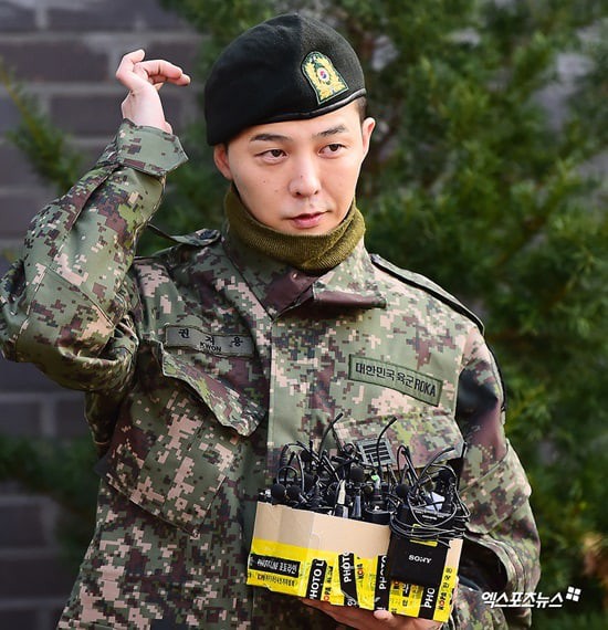 G-Dragon trong ngày xuất ngũ