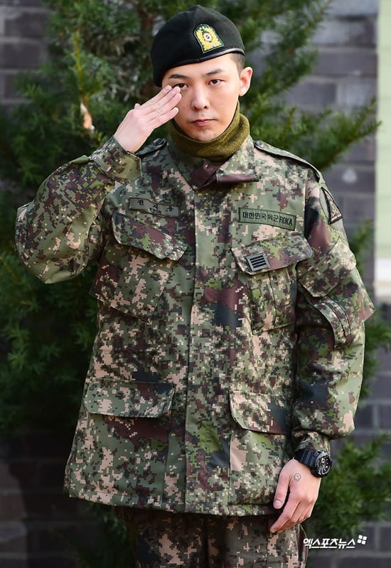 G-Dragon chào khán giả theo nghi thức quân đội...