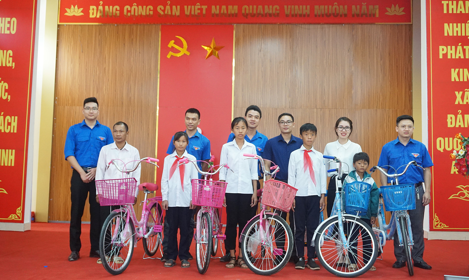 Tặng quà cho 5 trẻ em có hoàn cảnh khó khăn, vươn lên có thành tích xuất sắc trong học tập tại huyện Vân Đồn.