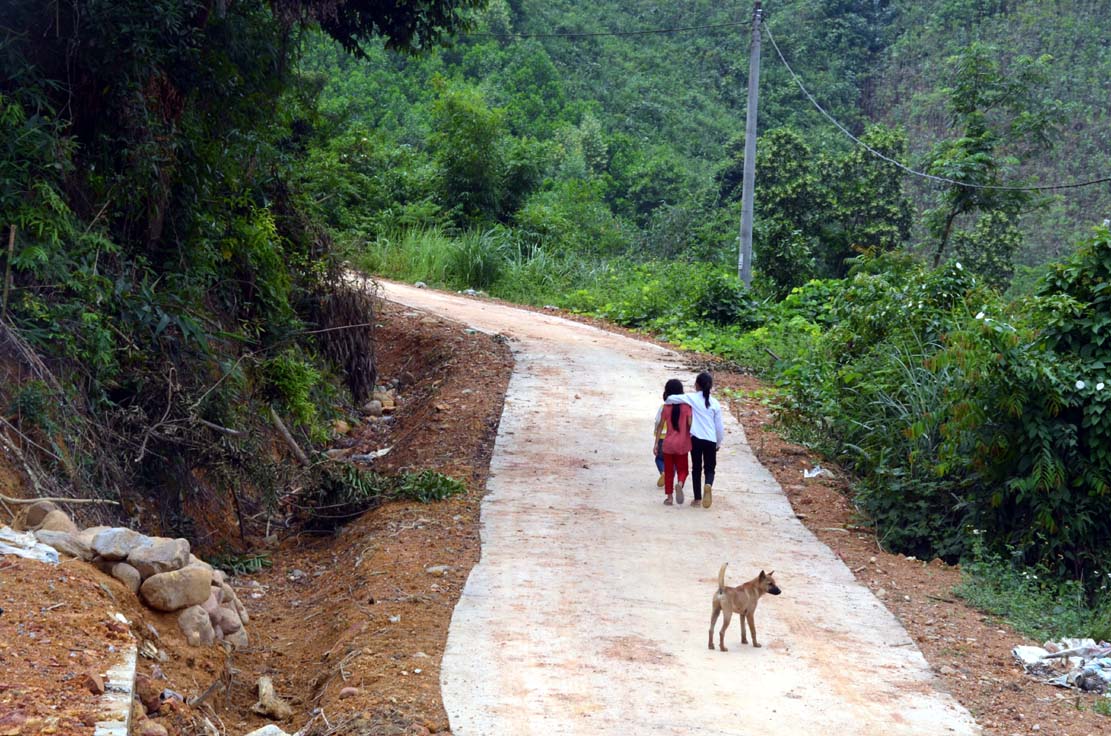 Hiện nay hộ dân xa nhất của thôn Khe Vang, xã Đồn Đạc đường giao thông được bê tông hóa vừa hoàn thành đưa vào sử dụng tháng 9/2019.
